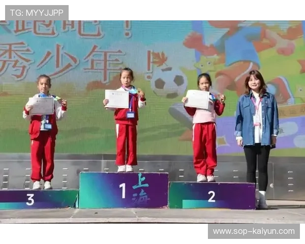 赛场花式表演环节，少年团体整齐划一展示品势