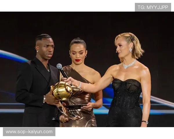 迪拜环球足球奖颁奖典礼举行，维蒂尼亚当选年度最佳中场。